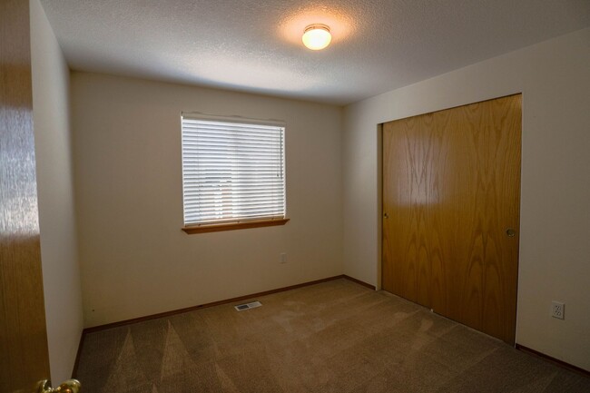 Building Photo - Welcome to the spacious one-level home in ...