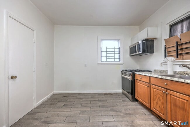 Building Photo - 483 Ferry St