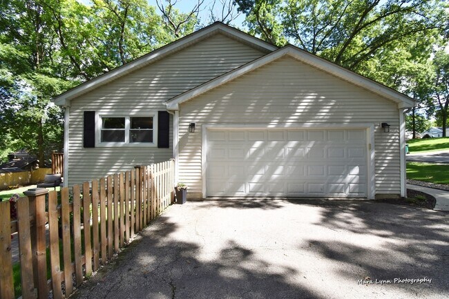 Building Photo - 6N926 Irving Ave