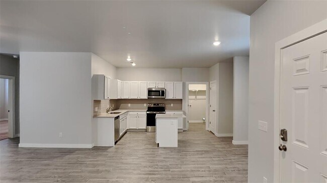 Building Photo - 17009 Oak Dr