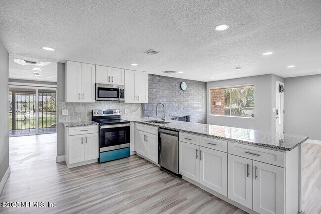 Building Photo - 1215 Bluehill Dr N