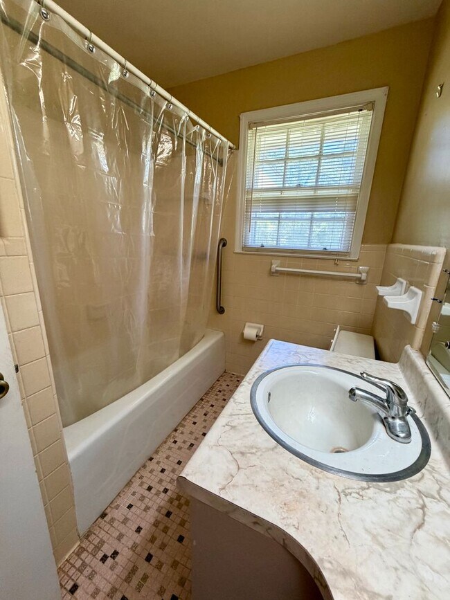 Building Photo - 2 Bed/1 Bath House