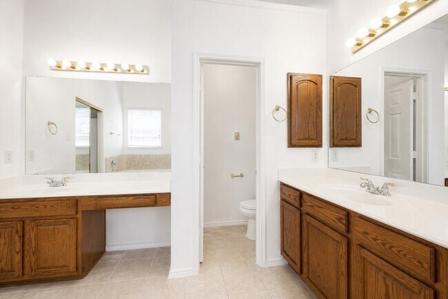 Building Photo - 10057 Wyndbrook Dr
