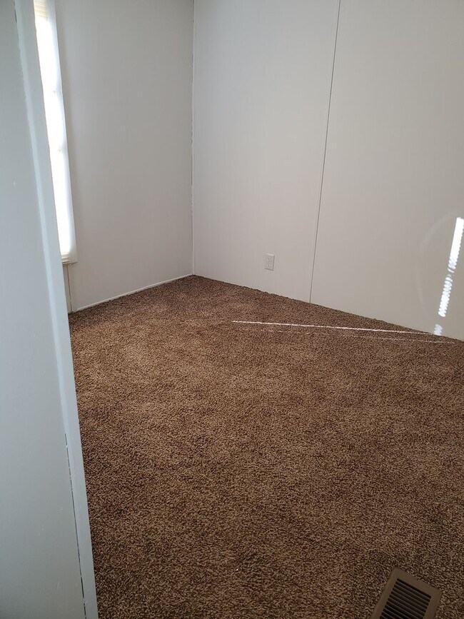 Building Photo - Ready to move in