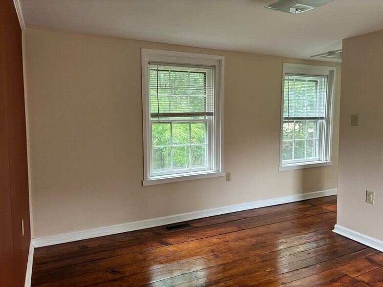 Building Photo - 164 S River St