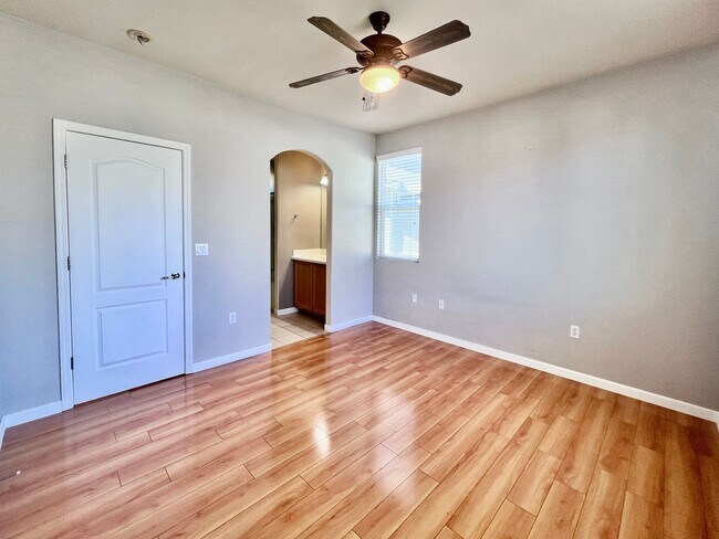 Building Photo - $2,295 Herndon & Armstrong, 2 Bedroom Cond...