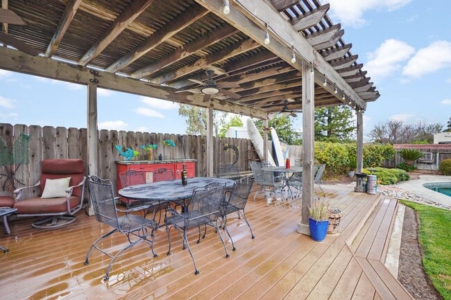 Building Photo - Stunning Country property in Oakdale!