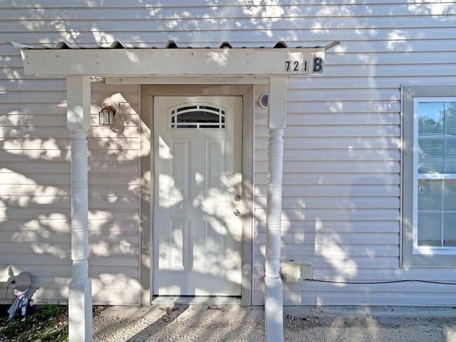 Building Photo - 721 Ramblewood Dr