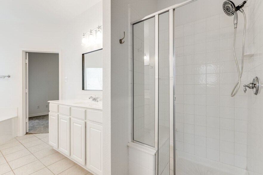 Building Photo - 9440 Park Garden Dr