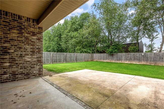 Building Photo - 4403 W Meadow Oaks Dr
