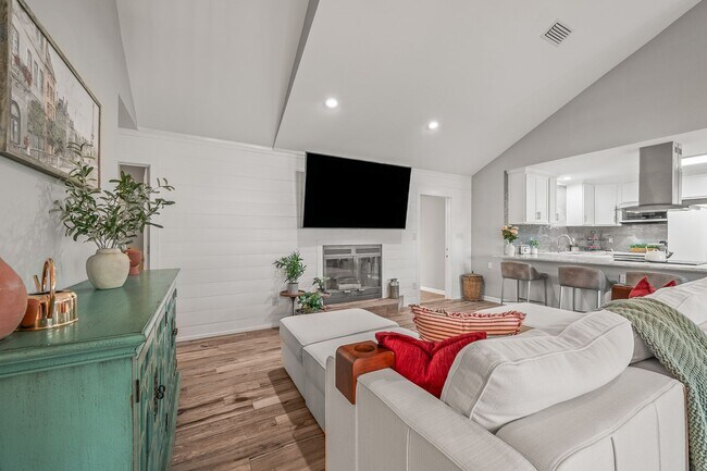 Building Photo - Stunning 4 bedroom with two bonus spaces, ...