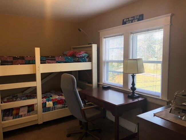 Building Photo - Large Five Bedroom Home in Lakeside!