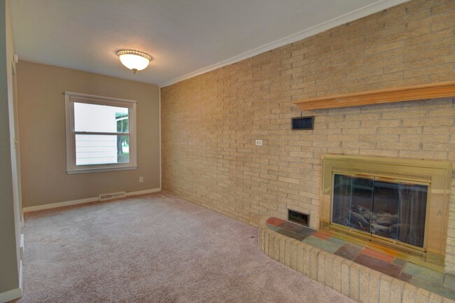 Building Photo - Remodeled 3 Bedroom Home