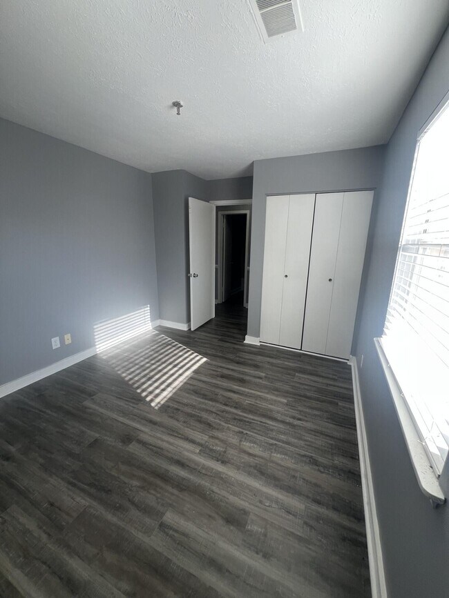 Building Photo - 421 Redding Rd