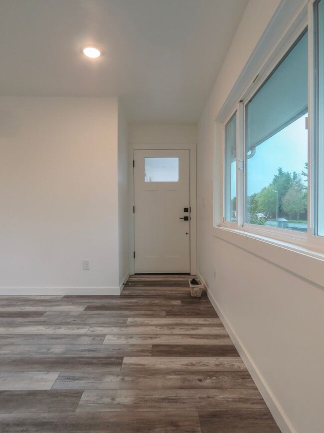 Building Photo - Newberg- 3 bedroom Duplex Available Soon - Schedule tour now !