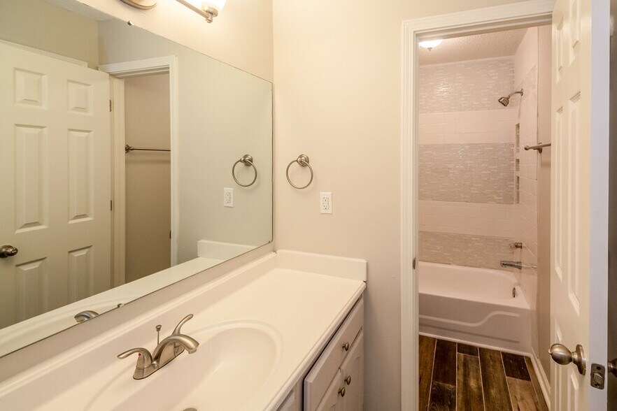 Building Photo - 6844 Charlotte Dr