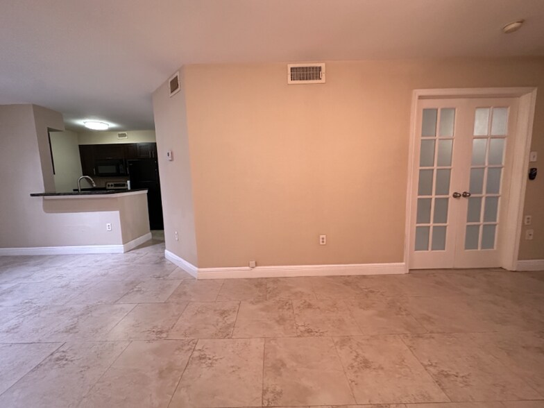 Building Photo - 2811 N Oakland Forest Dr