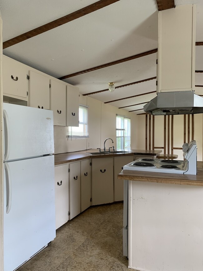 Building Photo - 1713 Roscoe Howey Rd