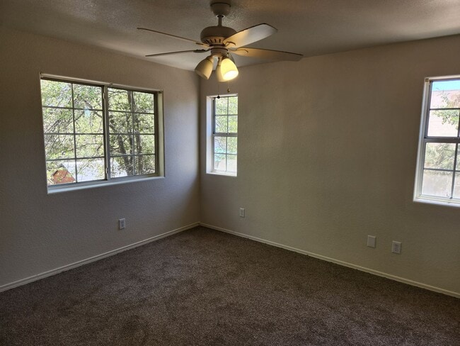 Building Photo - 2 bed / 1 bath in 4 Plex