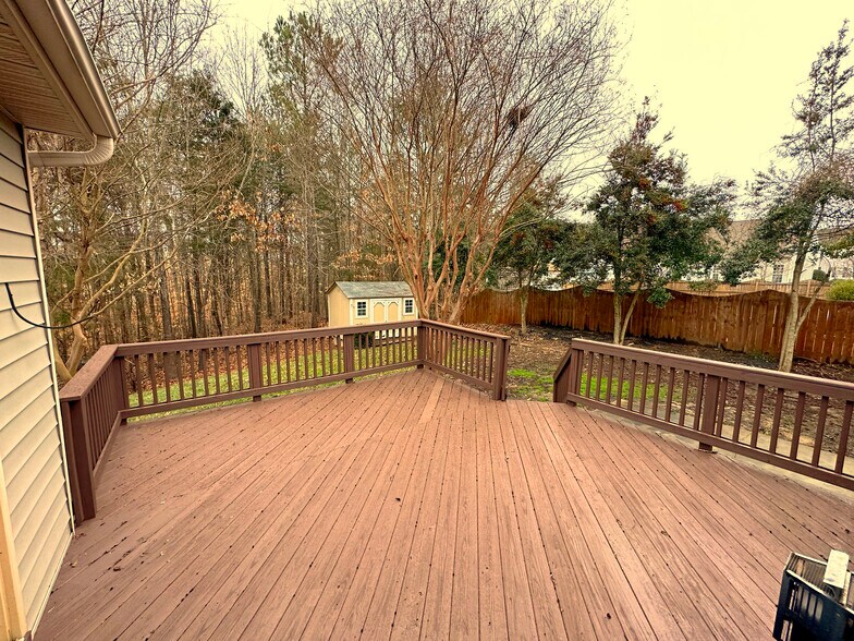 Deck & back yard - 2018 Southridge Drive