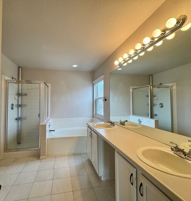 Building Photo - Beautiful & Updated 4 Bedroom / 3.5 Bath Home – Available Now!