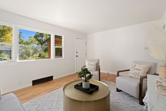 Building Photo - Stunning Fully Remodeled 3-Bedroom Home with Fenced Yard