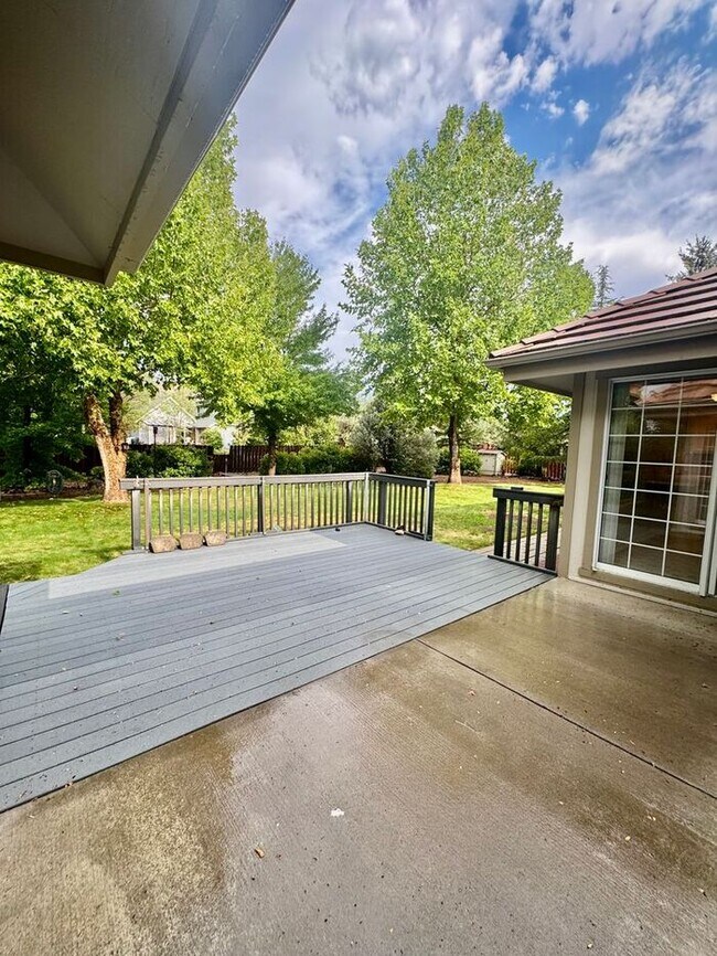Building Photo - Spacious 3 Bed + Office | 3 Bath | 3-Car G...
