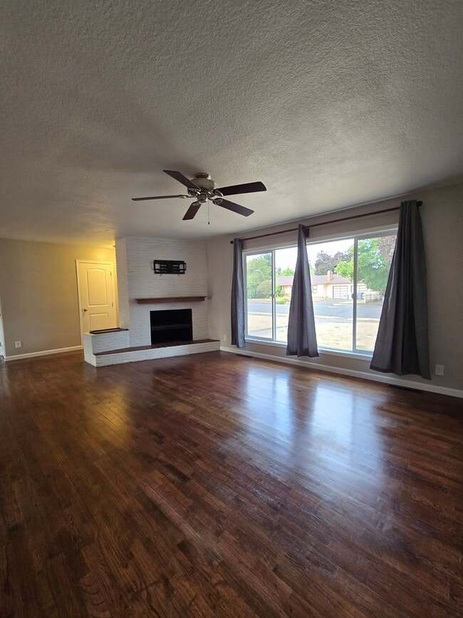 Building Photo - Pet Friendly Single Level 3 Bed 2 Bath Hom...