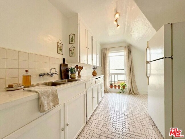 Building Photo - 1705 Constance St