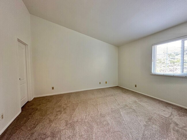 Building Photo - Desirable Tri-level Townhome in Carlsbad!