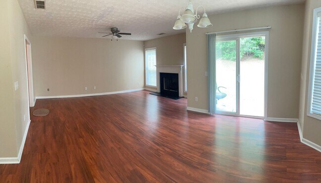 Building Photo - Lovely 3 Bed/2.5 Bath Townhome for lease i...