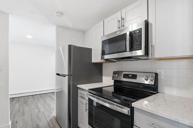 Building Photo - $1,400.95 with $300.00 off the first month's rent, 2 Beds - 1 Bath, Triplex in Aurora with Washer...