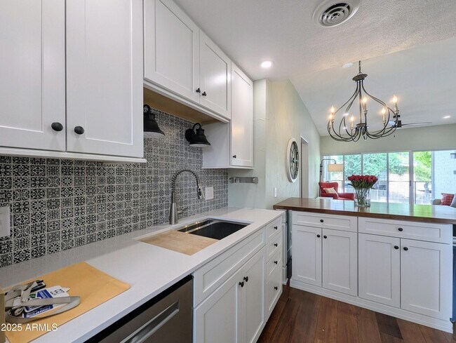 Building Photo - 6125 E Indian School Rd