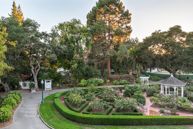 Building Photo - 710 Laurel Ave