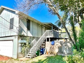 Building Photo - Upstairs Duplex in Southwest Austin!