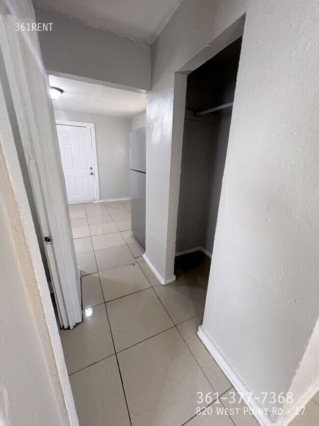 Building Photo - 820 W Point Rd