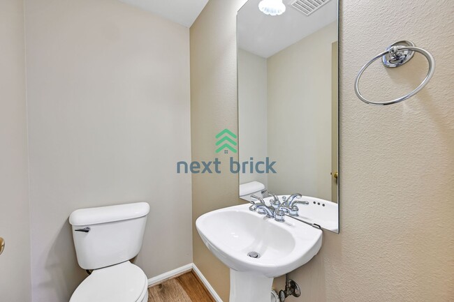 Building Photo - Beautiful 2 bed & 2.5 bath for rent