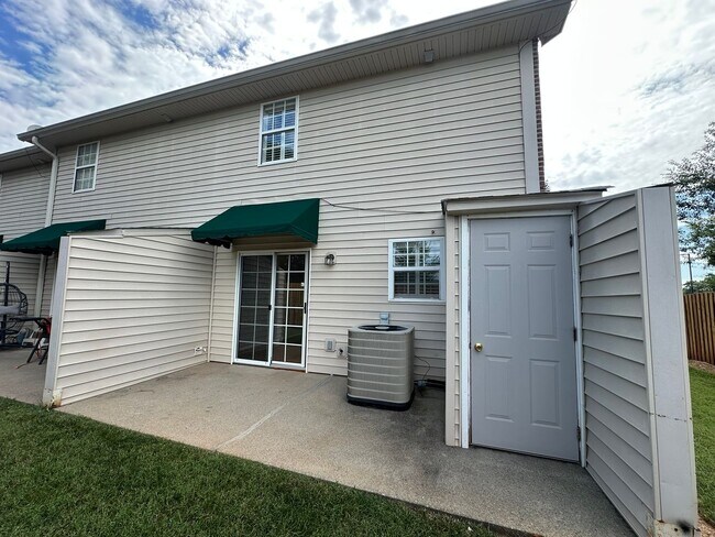 Building Photo - 2 bedroom/1.5 bath end unit townhome in gr...