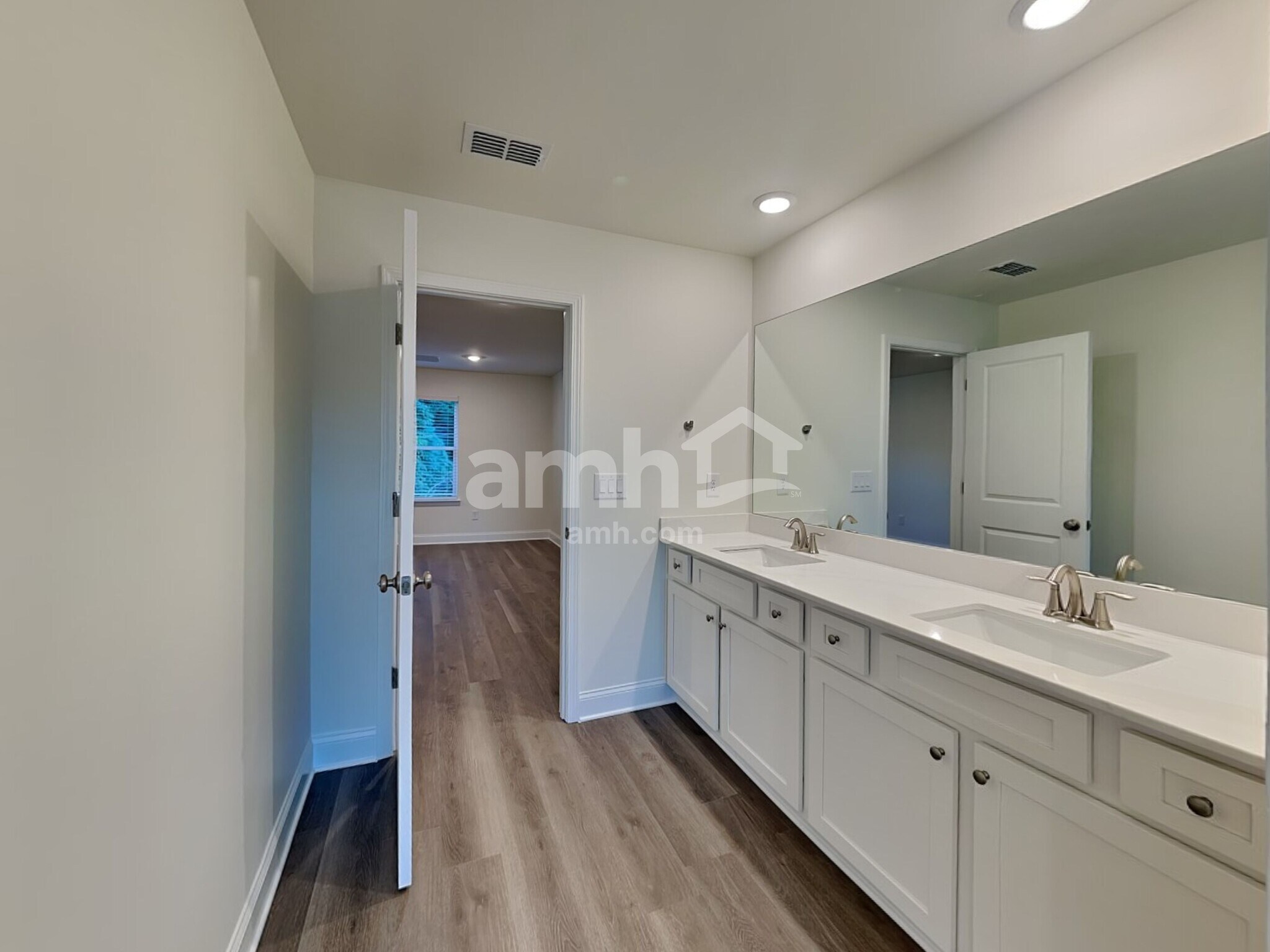 Building Photo - 870 Jubilation St