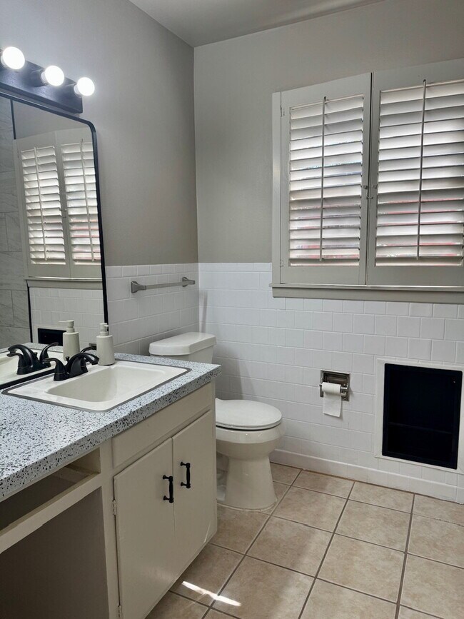 Building Photo - "Charming 3-Bedroom Gem with 2 Full Baths on 54th Street – Spacious 1,725 Sq Ft Haven in Lubbock!"