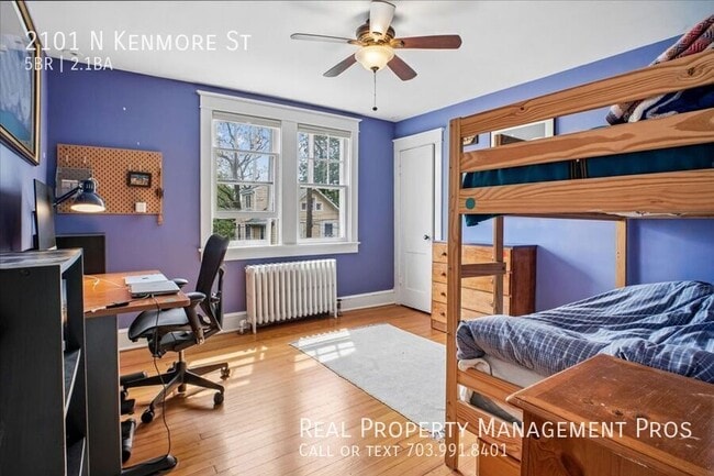 Building Photo - 2101 N Kenmore St