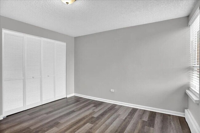 Building Photo - Beautifully Updated 1 Bed/1 Bath Apartment...