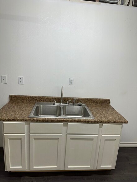 Building Photo - 5224 W Avenue L4