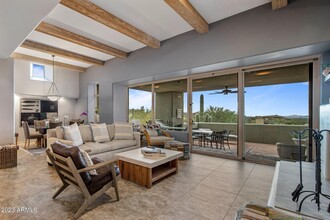 Building Photo - 10111 E Graythorn Dr