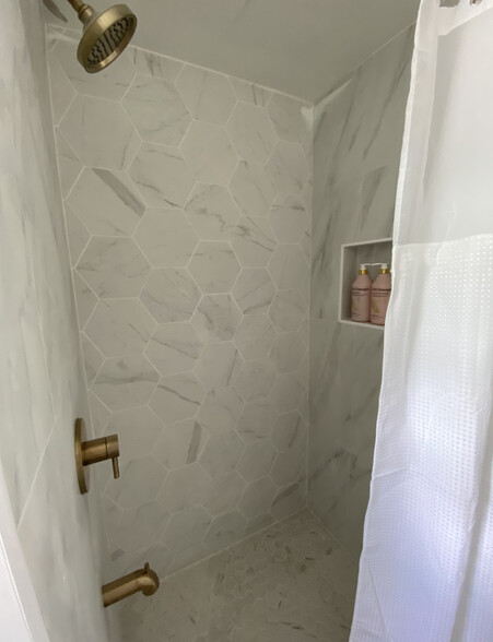 unit 5 bathroom - 445 Kaiolu St