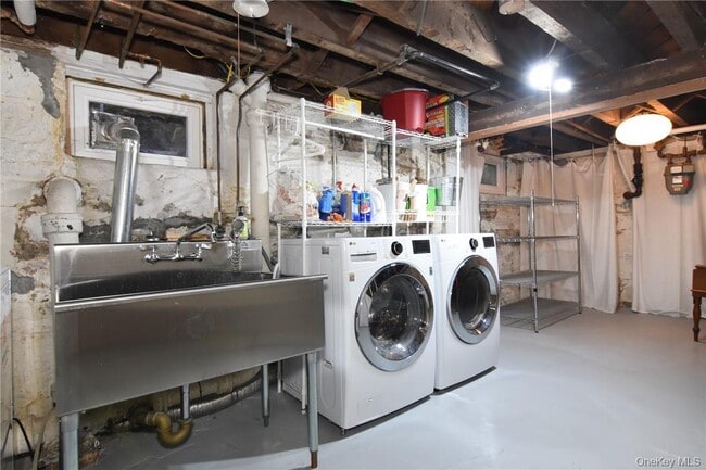 Building Photo - 27 Maple St