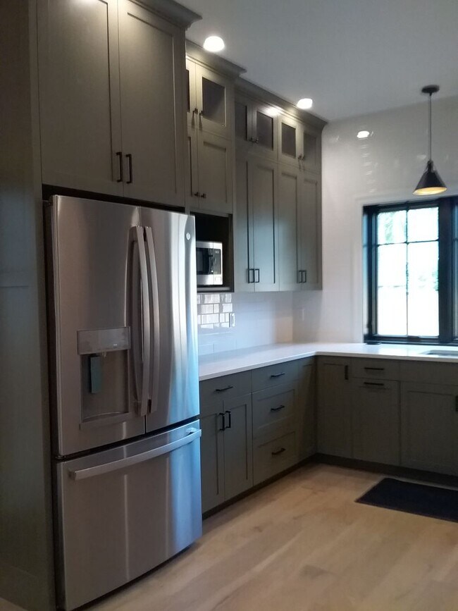 Building Photo - Completely remodeled 3 bed 2.5 bath single...