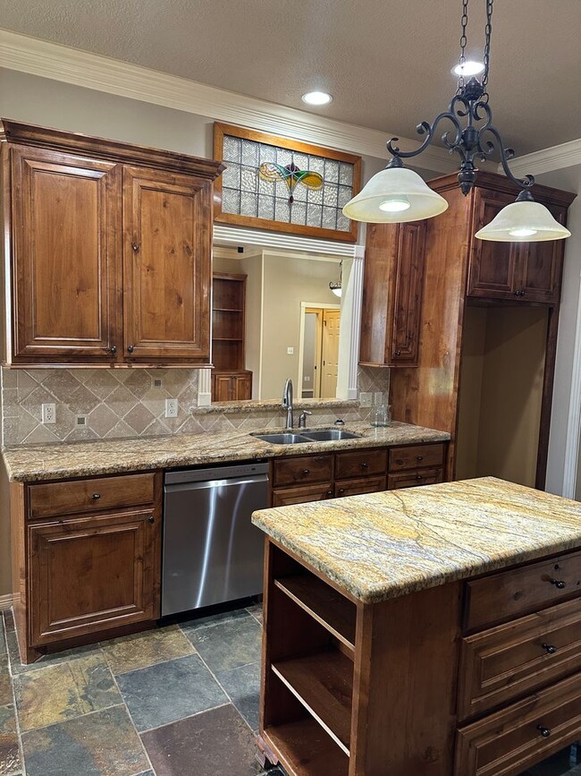 Building Photo - College Station - 3 bedroom 2 bath- 2 car garage - fenced in back yard home in Castlegate