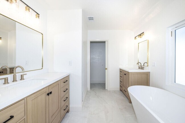 Building Photo - Executive Home With Remodeled Bathrooms + AC in Old Palo Alto