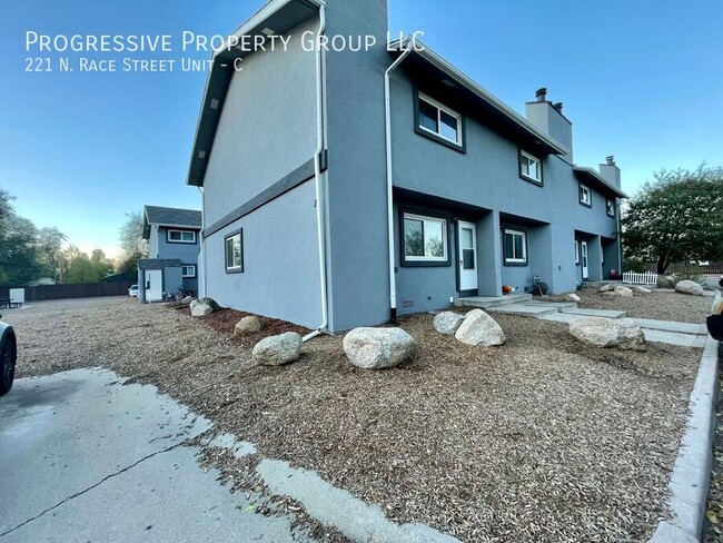 Building Photo - Fountain Townhome 3 bed 2 bath